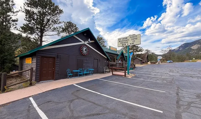 Ice cream, coffee shop... Historic-style building at the Fall River Gateway Visitor Center in Estes Park